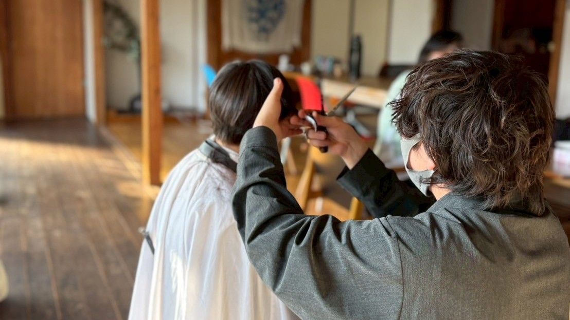 学校に行かないと決めた子供達。髪の毛を切ってきました