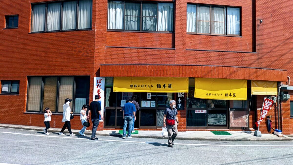 根元染めってメニューはなんですか？？暗くしたいのに、毎回髪の毛が明るくなるのですが、その場合明るい色に合わせて根元染めする？という事でしょうか？それだと暗くはならないですよね？ヘナ染めでもできますか？